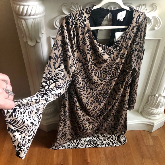 ⭐️🖤 UNIQUE 🖤⭐️ NWT eci Velvet Bell Sleeve Dress - Picture 6 of 14